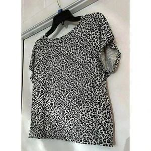 Free Kisses Short Sleeve Leopard Print Shirt Size Large SOFT L Top